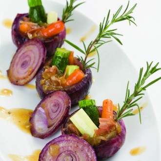 STUFFED ONION WITH TENDER GREENS AND SALPICÃO*